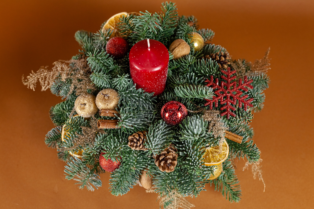 Композиция "Классика" с красной свечой и апельсинами