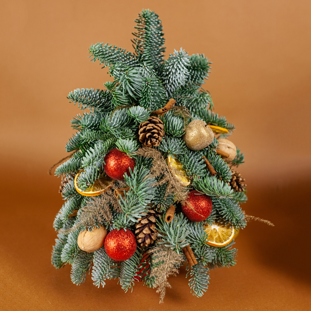 Елка "Классика" в красном кашпо с апельсинами