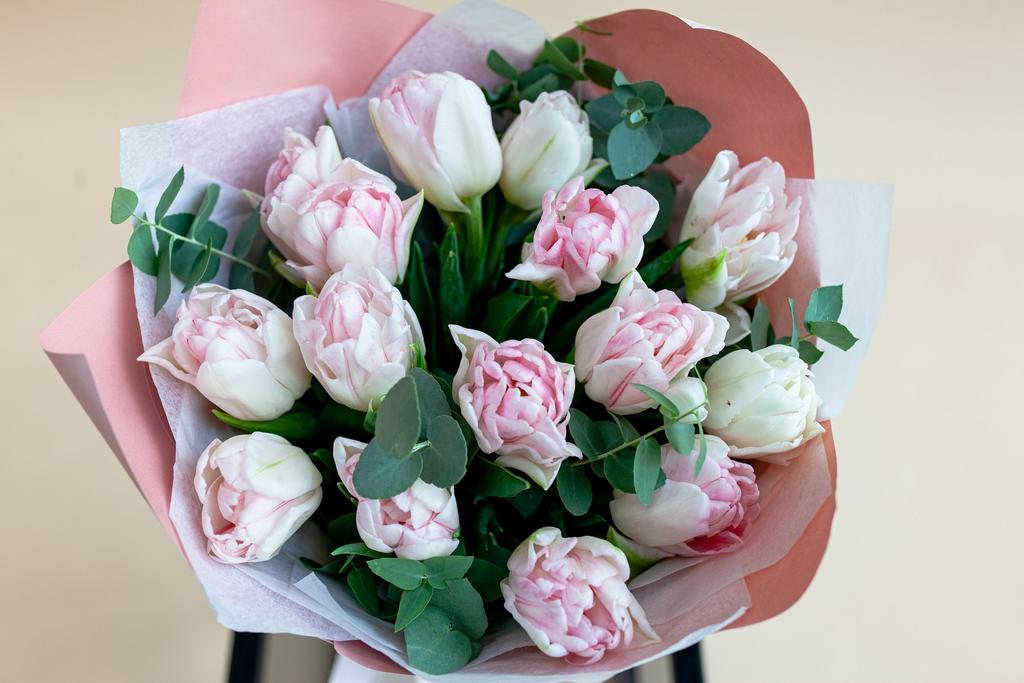 Монобукет тюльпаны Фокстрот с эвкалиптом