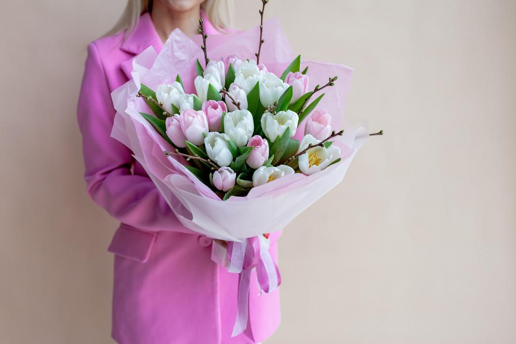 Монобукет тюльпаны и ветки Прунуса