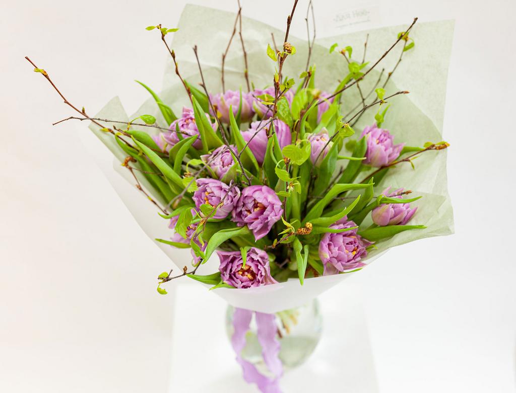 Монобукет тюльпаны и ветки березы