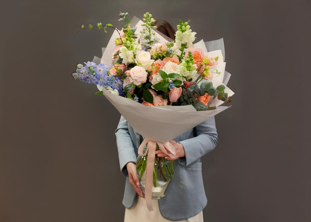 Авторский вертикальный букет «Воздушная весна»