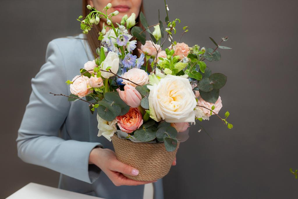 Композиция в плетеном кашпо «Воздушная весна»