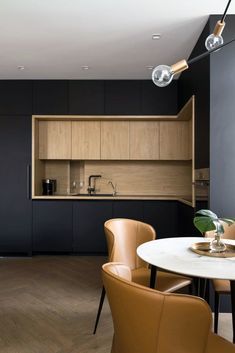 Кухня "в раме" (два ряда верхних шкафов)