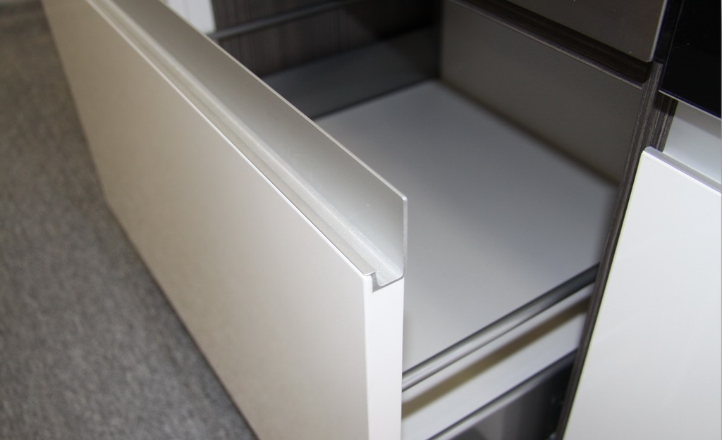 Ручка-профиль, интегрированная в фасад (дверцу или ящик)