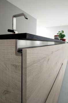 Профиль, интегрированный в корпус кухни