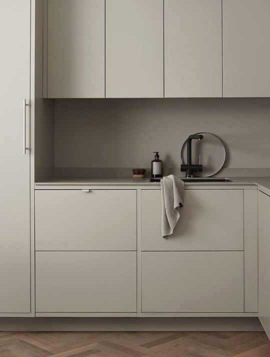 Покраска стены влагостойкой краской в качестве фартука