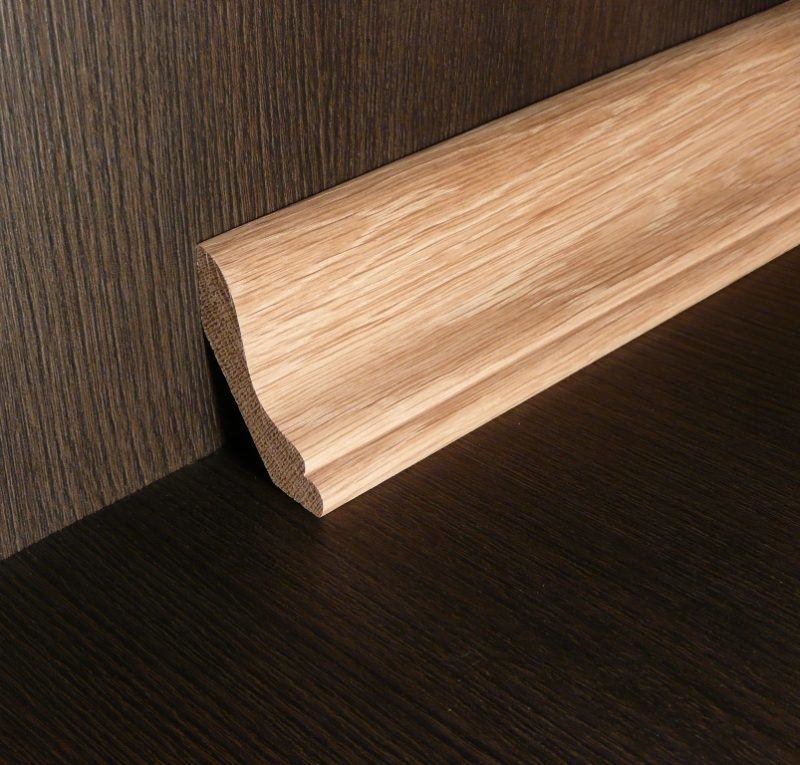 Плинтус в форме галтели накладной