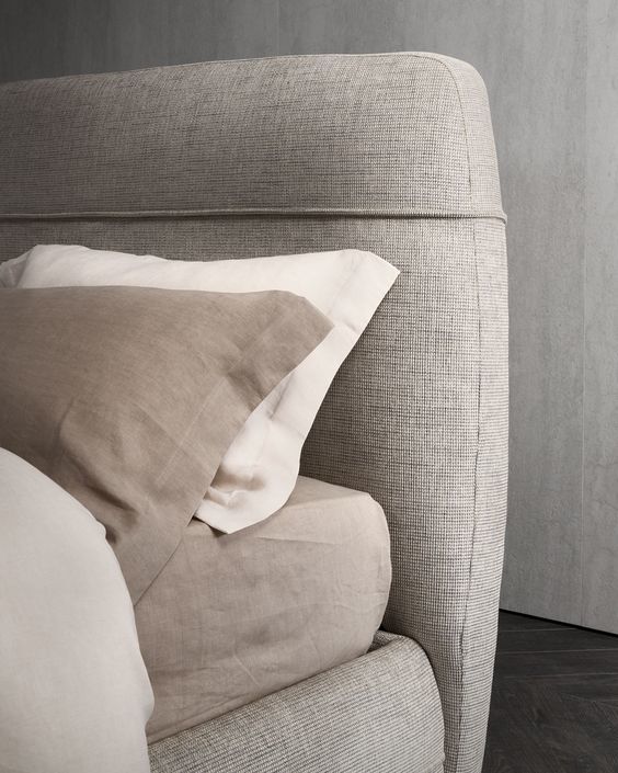 Кровать в тканевой обивке