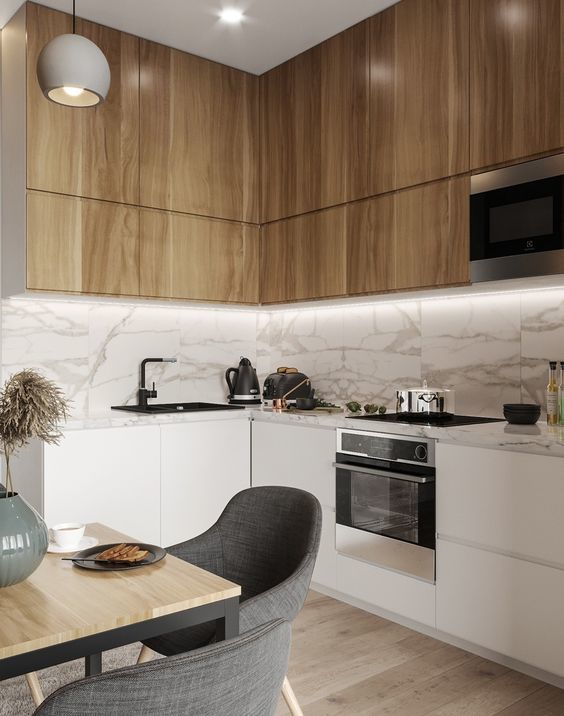 Духовой шкаф и СВЧ-печь в нижнем и верхнем  кухонных шкафах