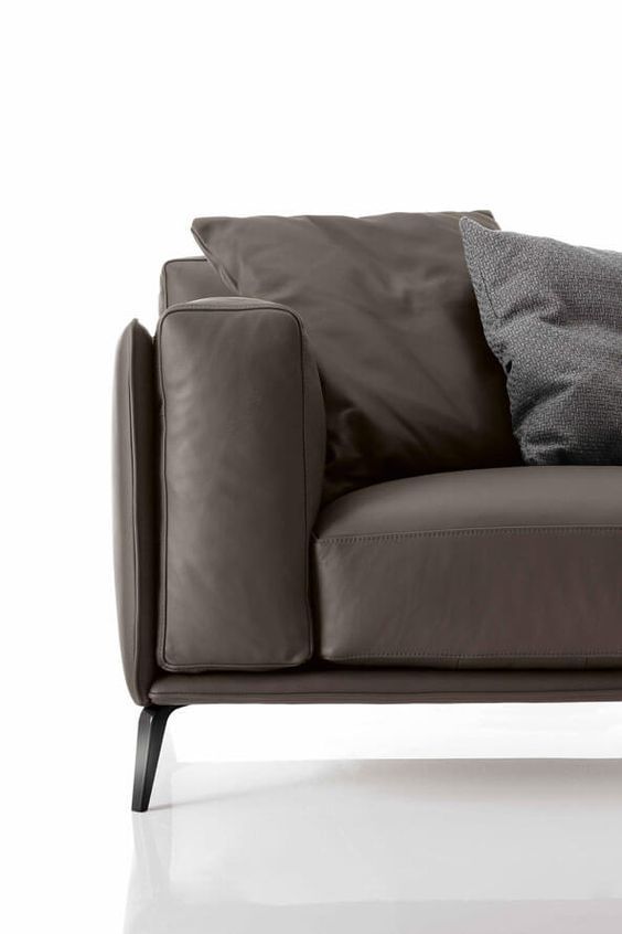 Диван в кожаной обивке