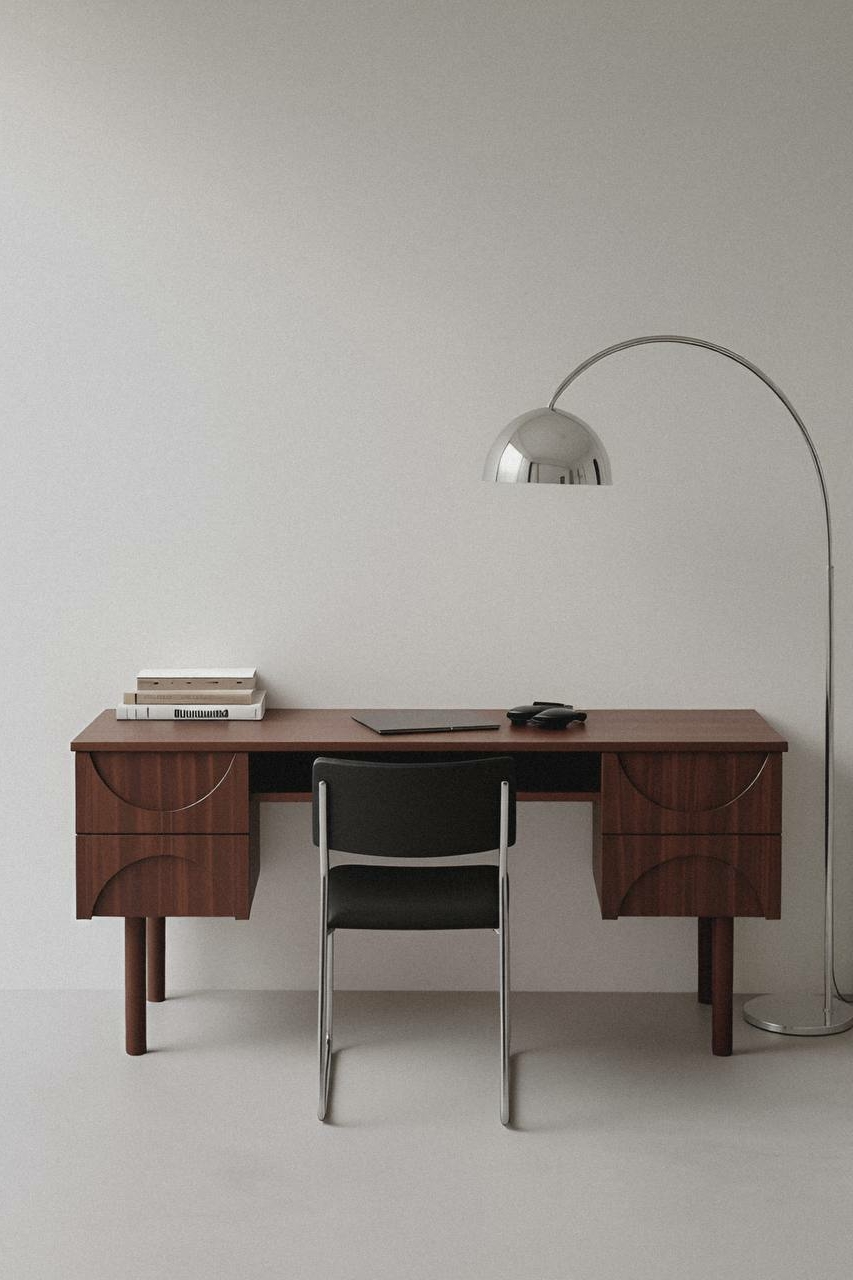 Дизайнерский письменный стол из массива и шпона ореха в интерьере кабинета | DEVIDESIGN