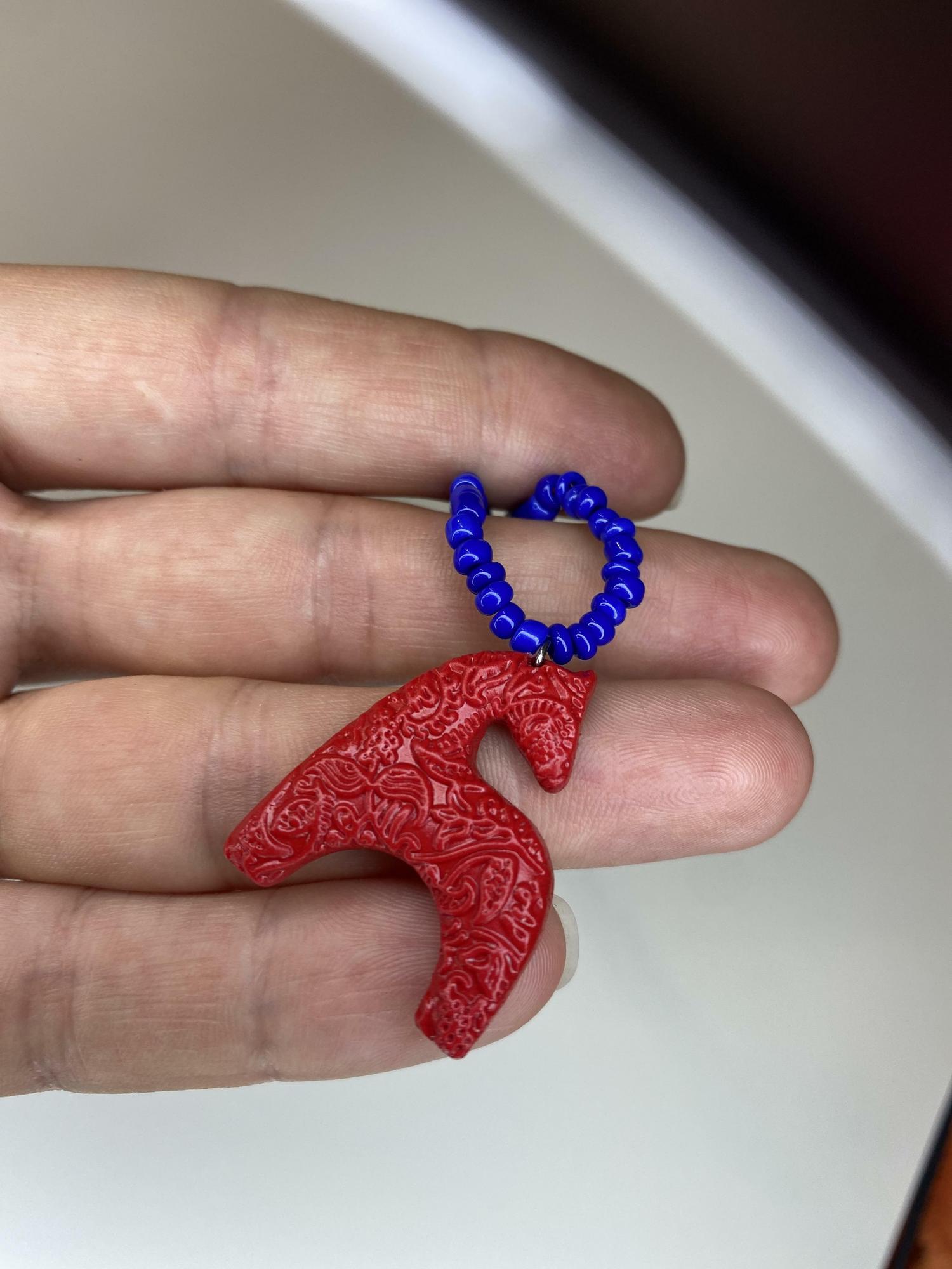 Бусы Коняшка резной красный с синим