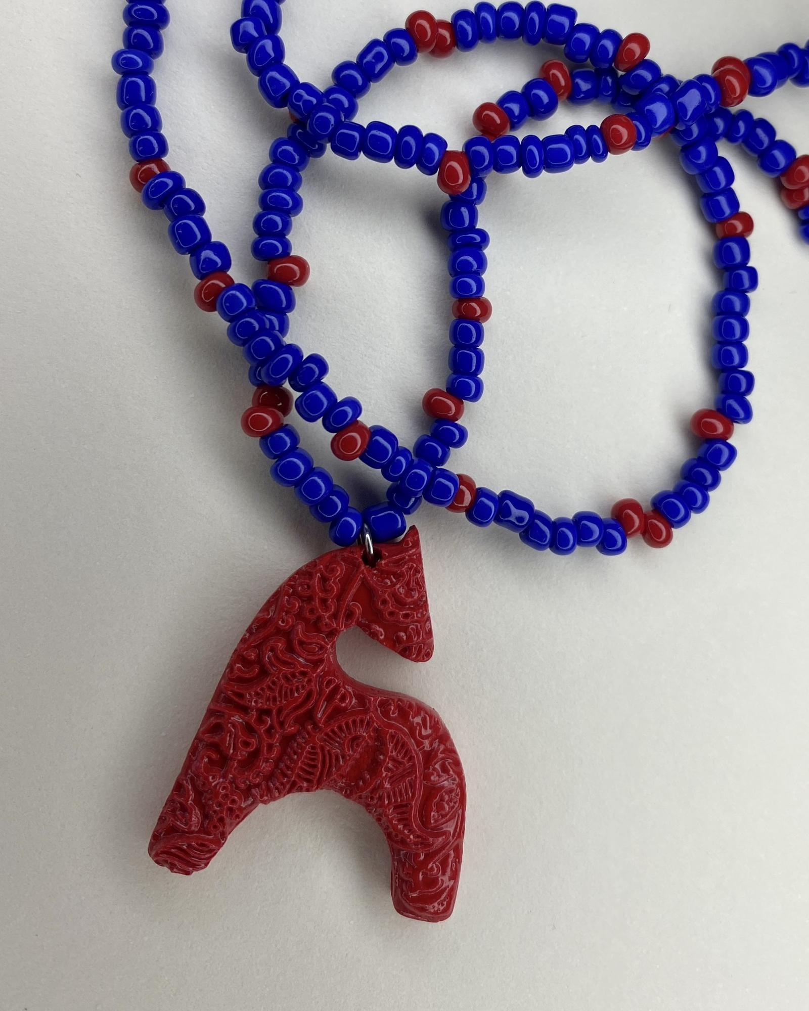 Бусы Коняшка резной красный с сине-красным