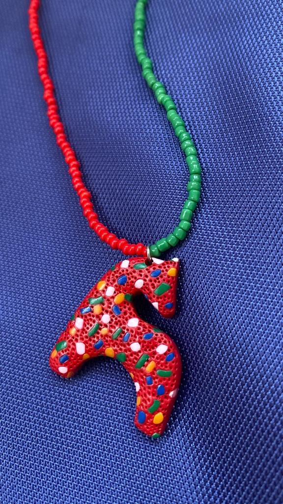 Подвеска Коняшка огненный фактурно-серпантинный с зелено-красным бисером