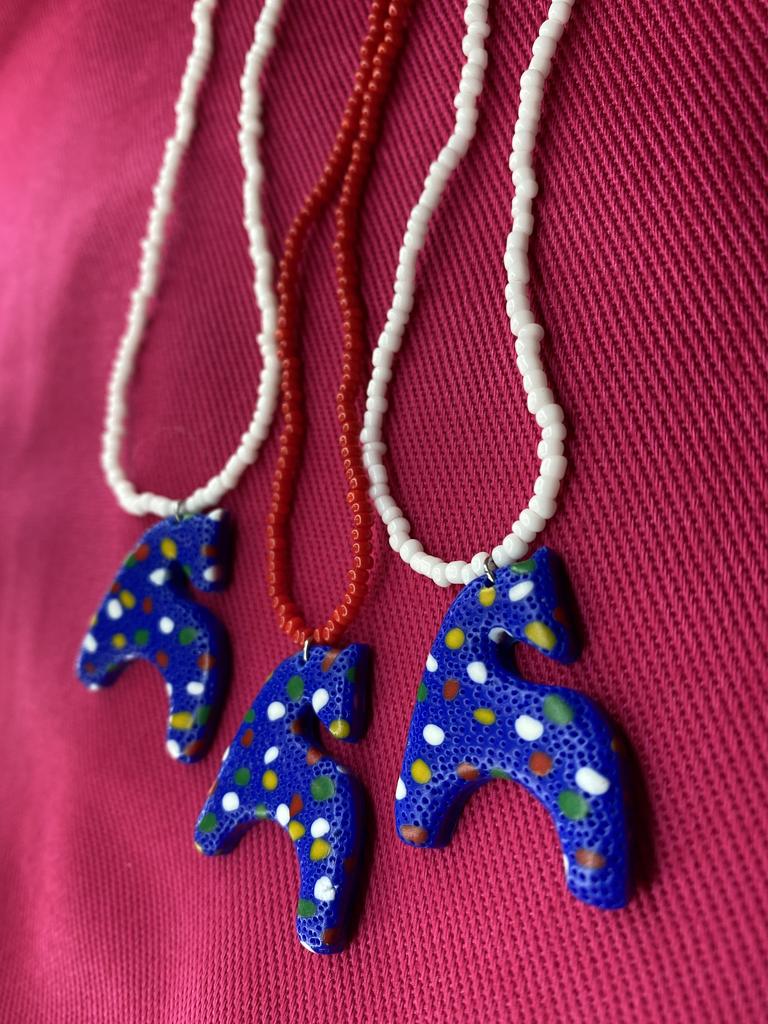 Подвеска Коняшка Electric Blue фактурно-серпантинный красным бисером