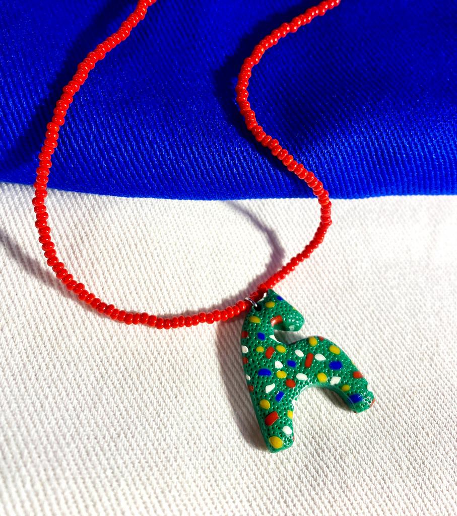 Подвеска Коняшка зеленый фактурно-серпантинный с красным бисером