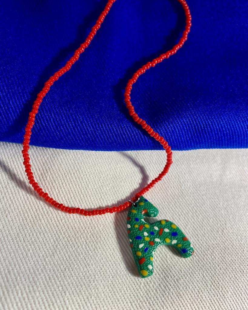 Подвеска Коняшка зеленый фактурно-серпантинный с красным бисером
