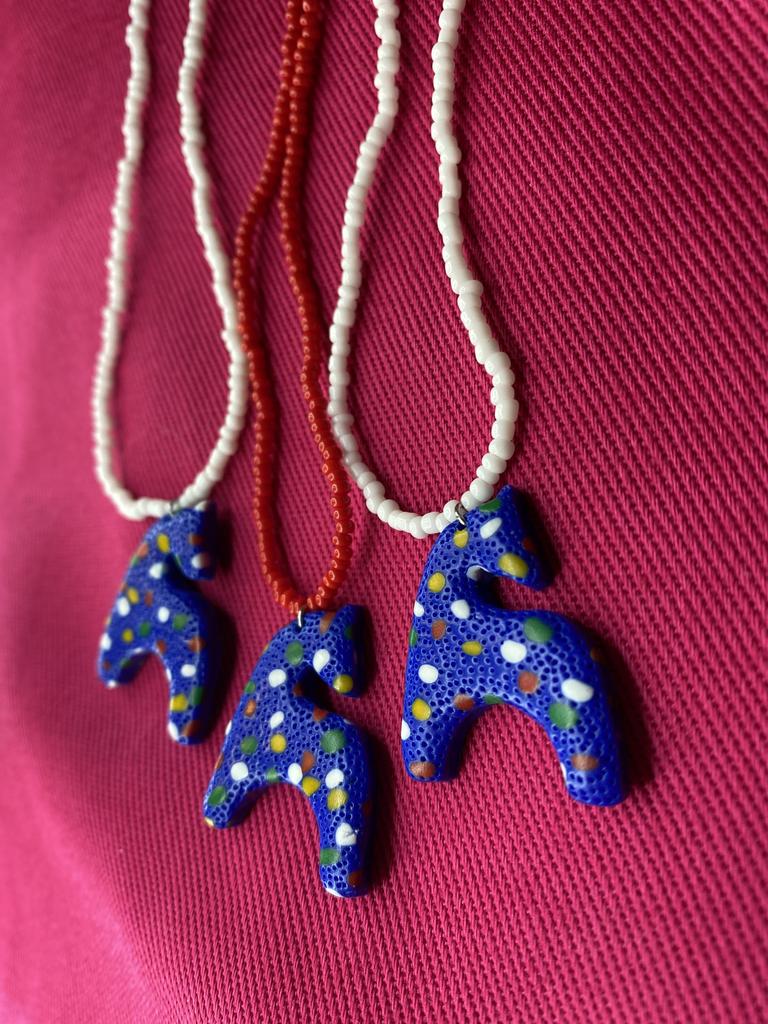 Подвеска Коняшка Electric Blue 2 фактурно-серпантинный белым бисером