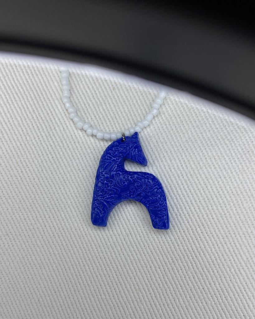 Подвеска Коняшка Electric Blue белым бисером