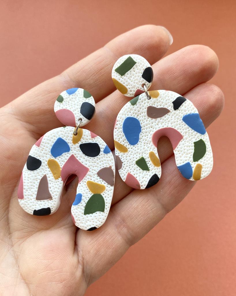 Серьги Подковки мозаика белые