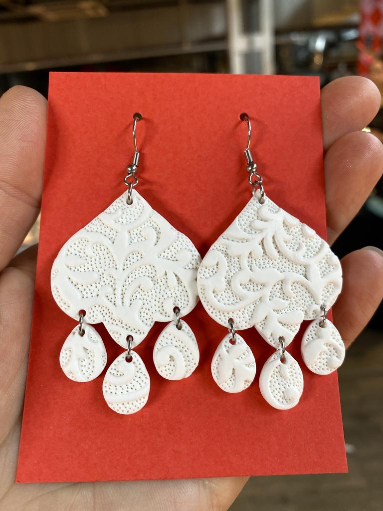 Серьги Бутоны крупные резные белые