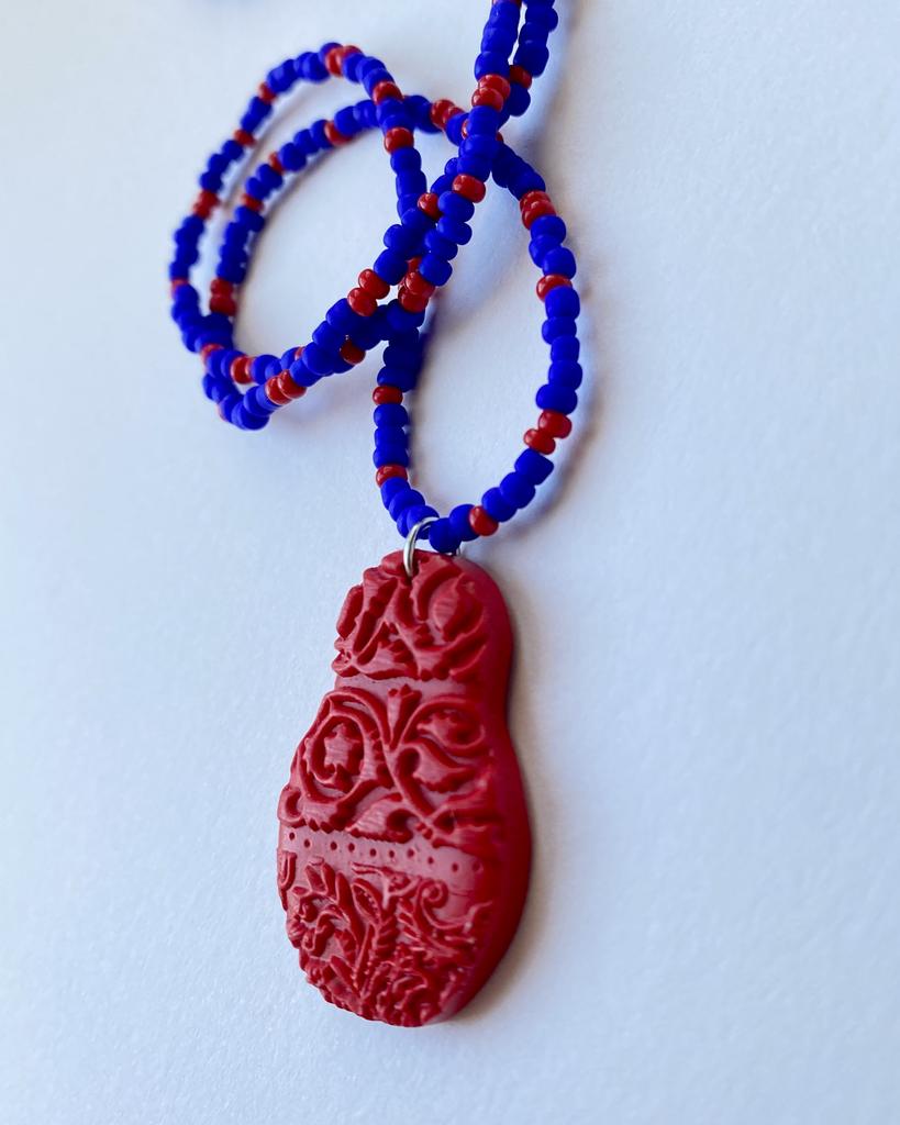 Подвеска Матрешка резная красная с синим