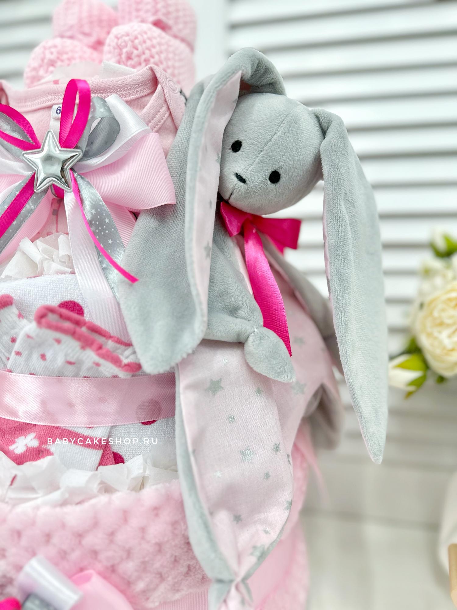 Торт из памперсов подгузников для девочки с пледом «Серый зайка»