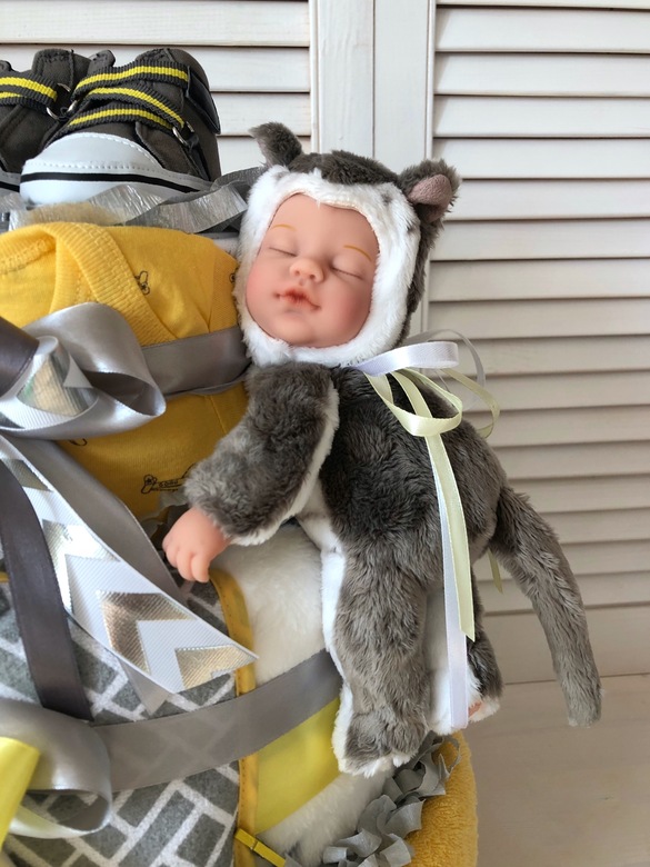 Торт из памперсов подгузников для мальчика с куклой «Биг босс»