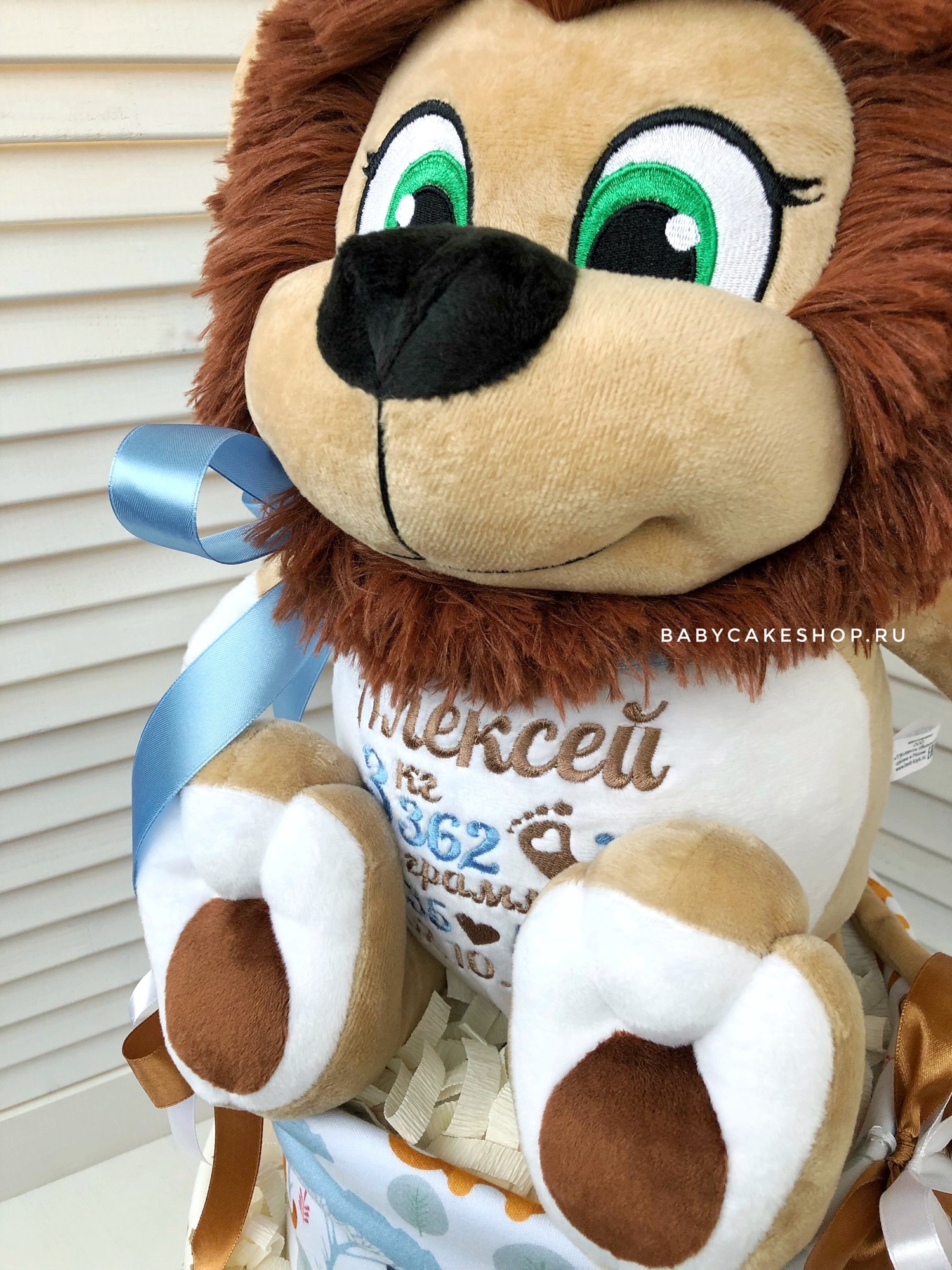 Торт из подгузников памперсов для мальчика с именной игрушкой «Большой лев»