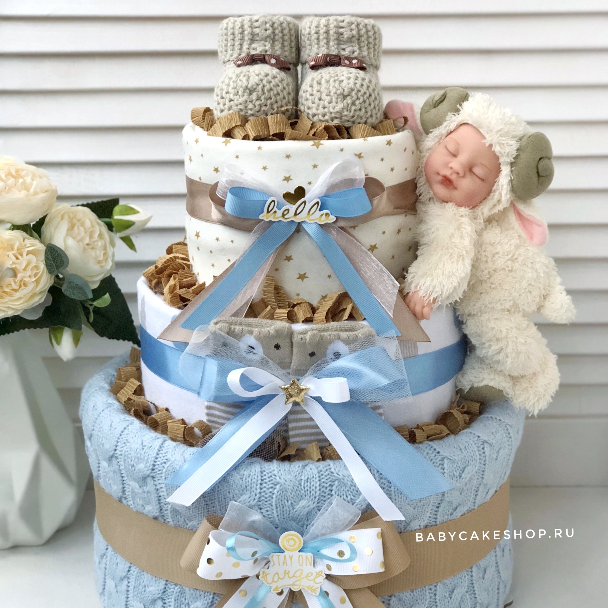 Купить подарки новорожденным мальчикам в СПб . Заказать подарки новорожденным мальчикам в СПб. Торты из памперсов для новорожденных мальчиков в Санкт-Петербурге. Подарки новорожденному мальчику купить в СПб. Красивый стильный торт из памперсов, из подгузников - подарок новорожденному в Санкт-Петербурге +79500271563 Екатерина. Купить подарки новорожденным малышам в СПб доставка. Торт из памперсов купить в СПб мальчику