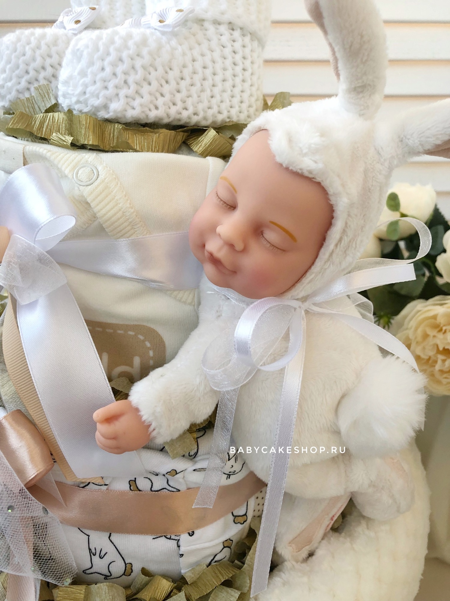 Торт из подгузников памперсов для девочки «Зайчики»