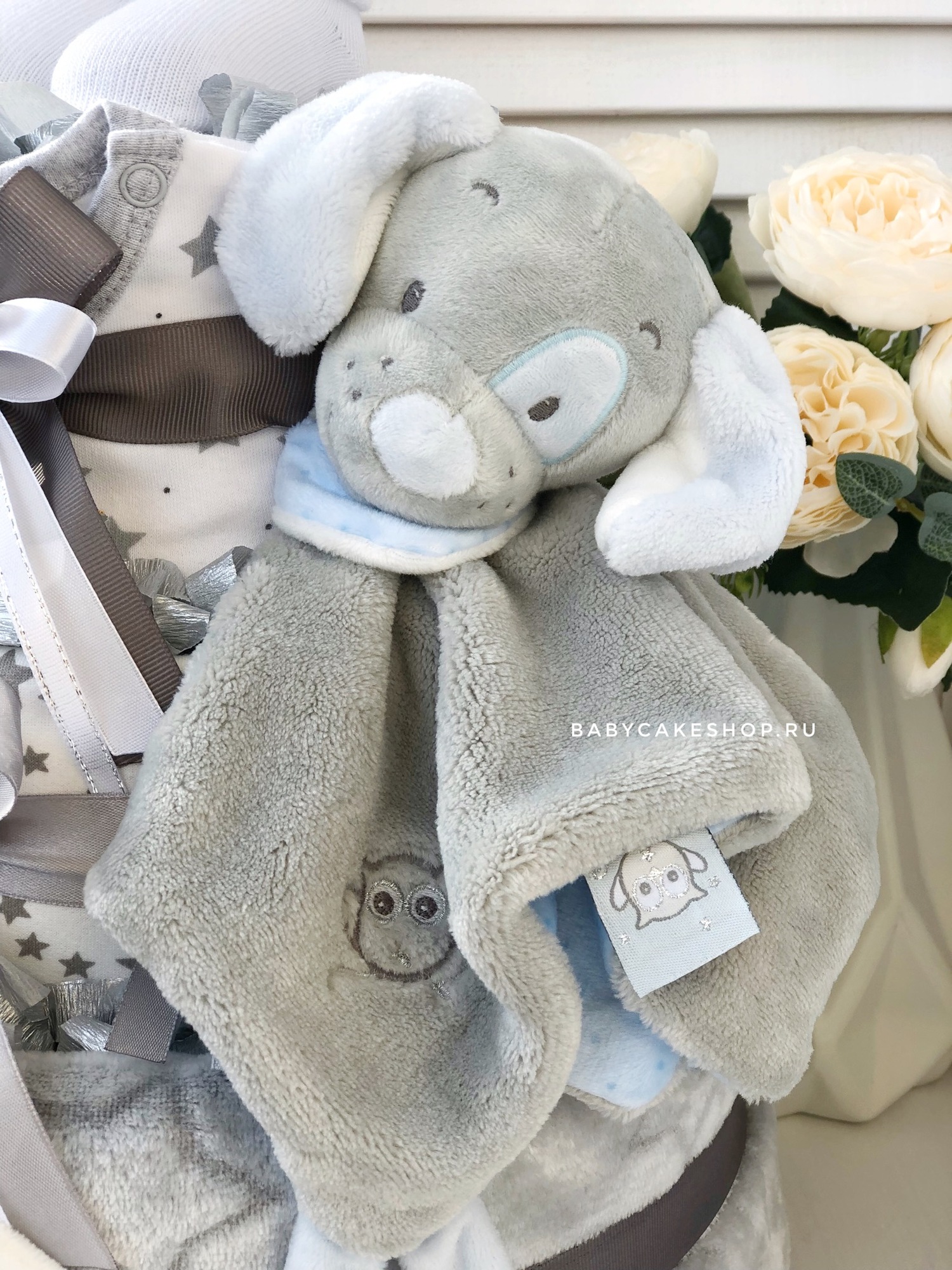 Торт из подгузников памперсов для мальчика с пледом «Собачка»