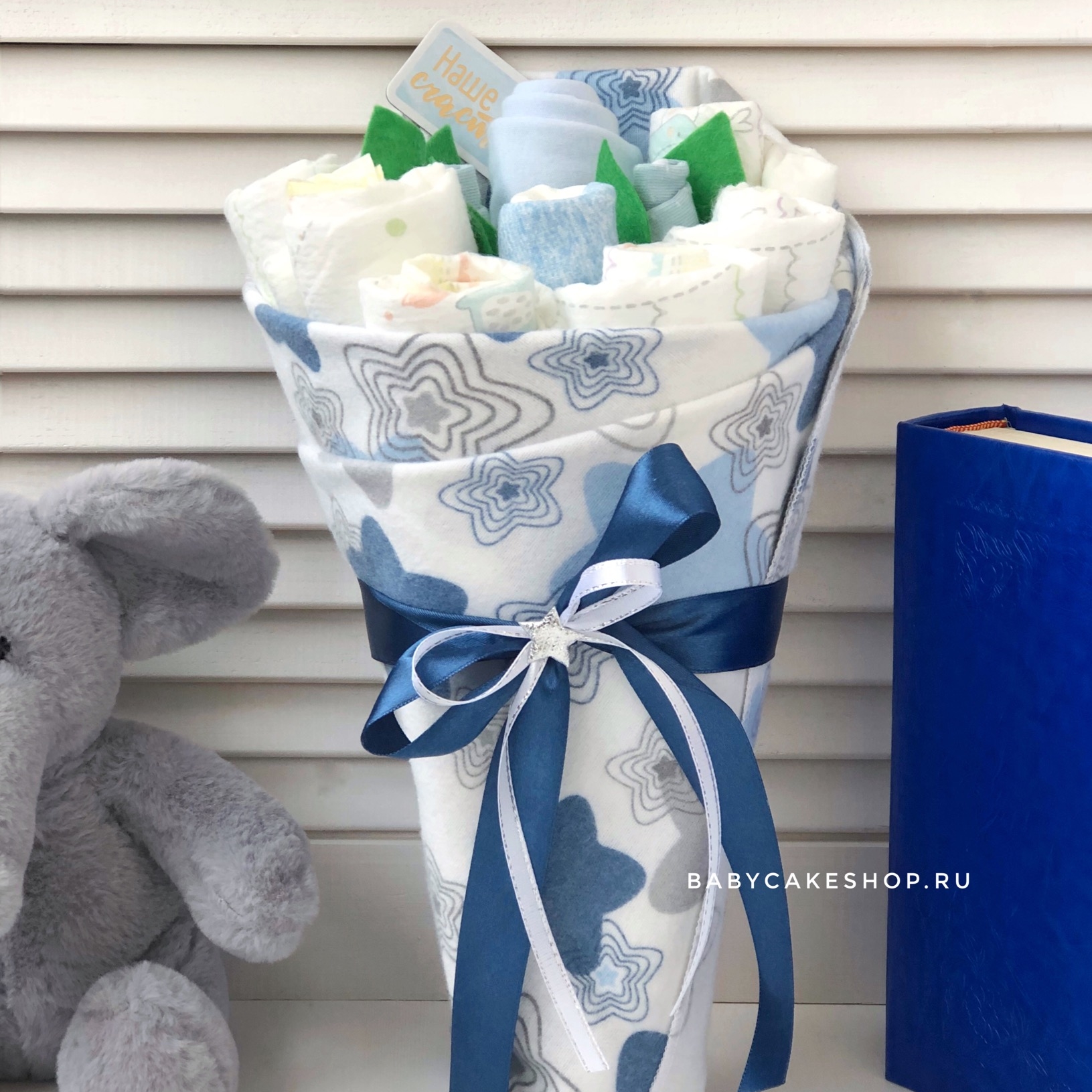 Купить подарки новорожденным мальчикам в СПб . Заказать подарки новорожденным мальчикам в СПб. Торты из памперсов для новорожденных мальчиков в Санкт-Петербурге. Подарки новорожденному мальчику купить в СПб. Красивый стильный торт из памперсов, из подгузников - подарок новорожденному в Санкт-Петербурге +79500271563 Екатерина. Купить подарки новорожденным малышам в СПб доставка. Торт из памперсов купить в СПб мальчику