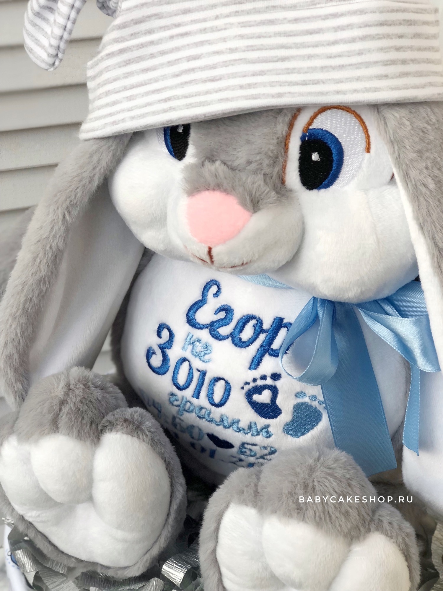Торт из памперсов подгузников с именной игрушкой «Сонный зайчик»