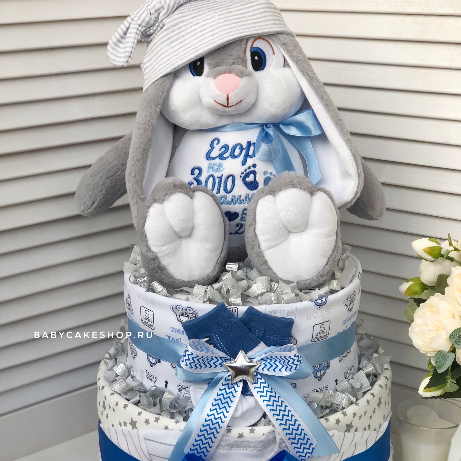 Купить подарки новорожденным мальчикам в СПб . Заказать подарки новорожденным мальчикам в СПб. Торты из памперсов для новорожденных мальчиков в Санкт-Петербурге. Подарки новорожденному мальчику купить в СПб. Красивый стильный торт из памперсов, из подгузников - подарок новорожденному в Санкт-Петербурге +79500271563 Екатерина. Купить подарки новорожденным малышам в СПб доставка. Торт из памперсов купить в СПб мальчику