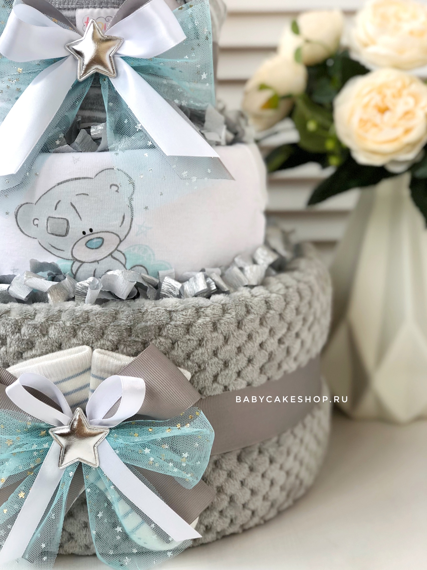 Торт из подгузников памперсов для мальчика с пледом «Большой Мишка Тедди»