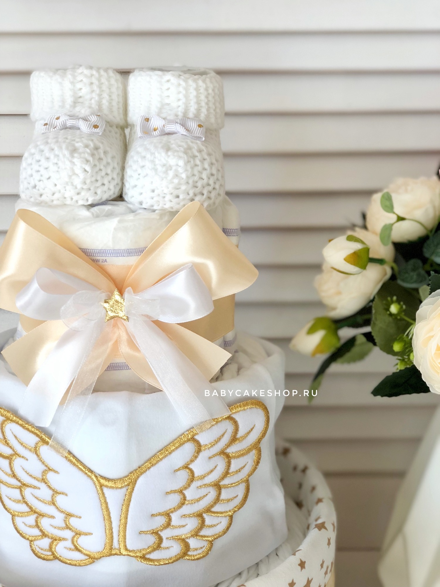 Торт из памперсов подгузников универсальный с пинетками «Ангел»