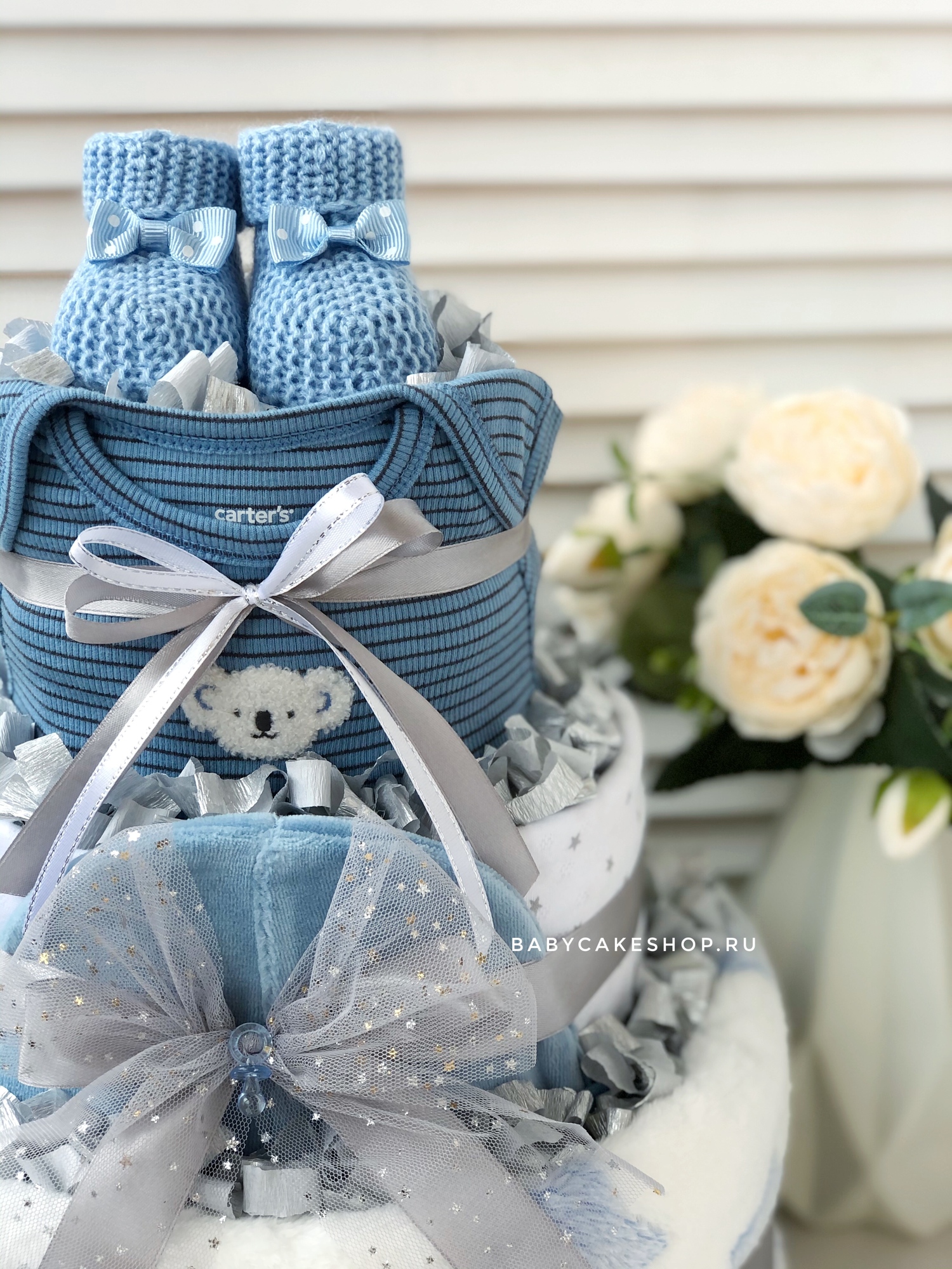 Торт из памперсов подгузников для мальчика с пледом «Коала»