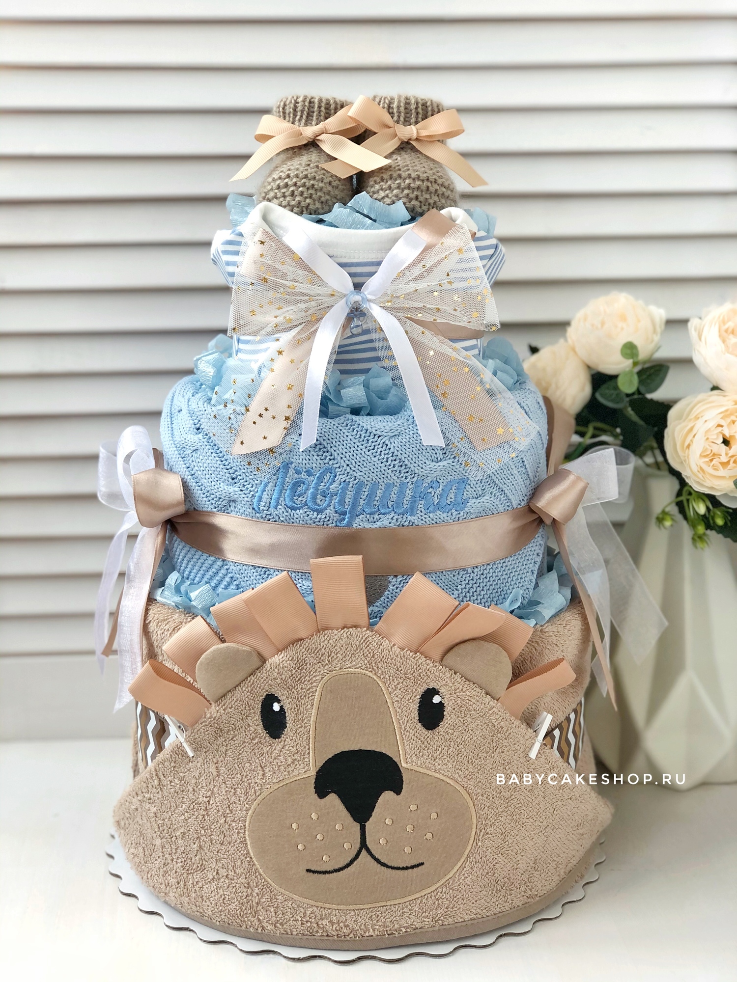 Торт из памперсов подгузников именной для мальчика с вязаным пледом «Лёвушка»