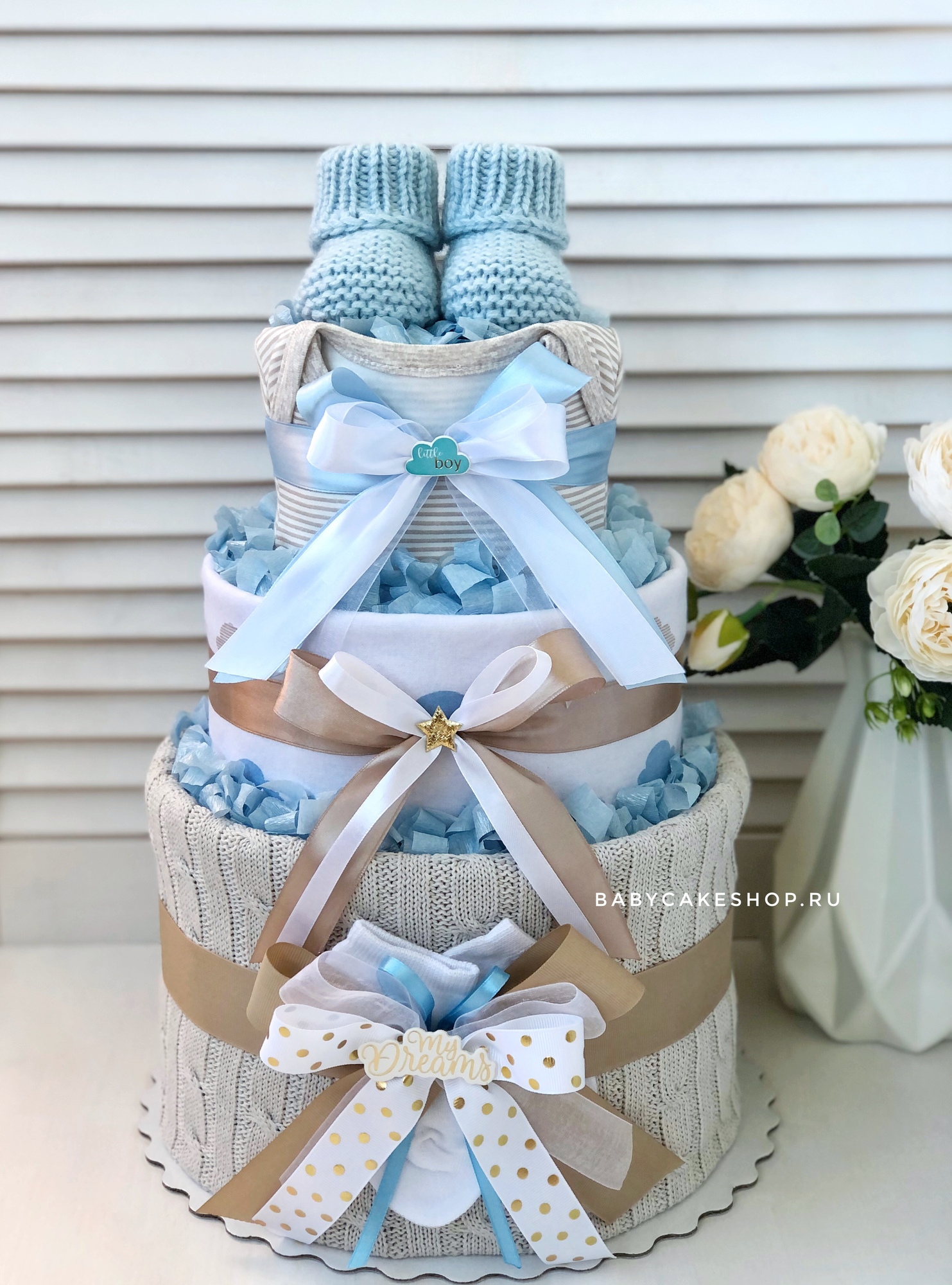 Торт из памперсов подгузников для мальчика с пледом из хлопка «Кремовые облака»