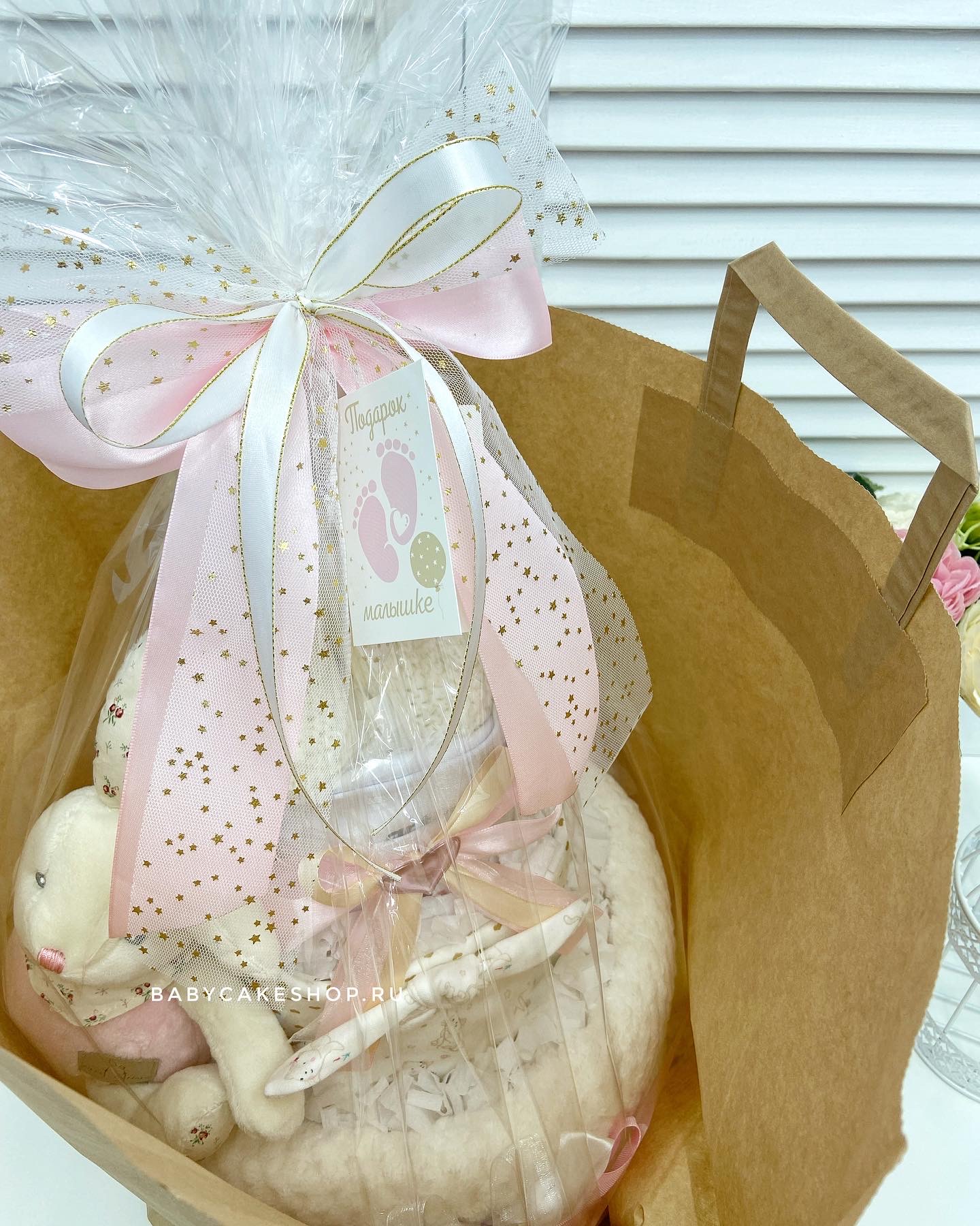 Торт из памперсов подгузников для девочки с мягкой игрушкой «Кролик»