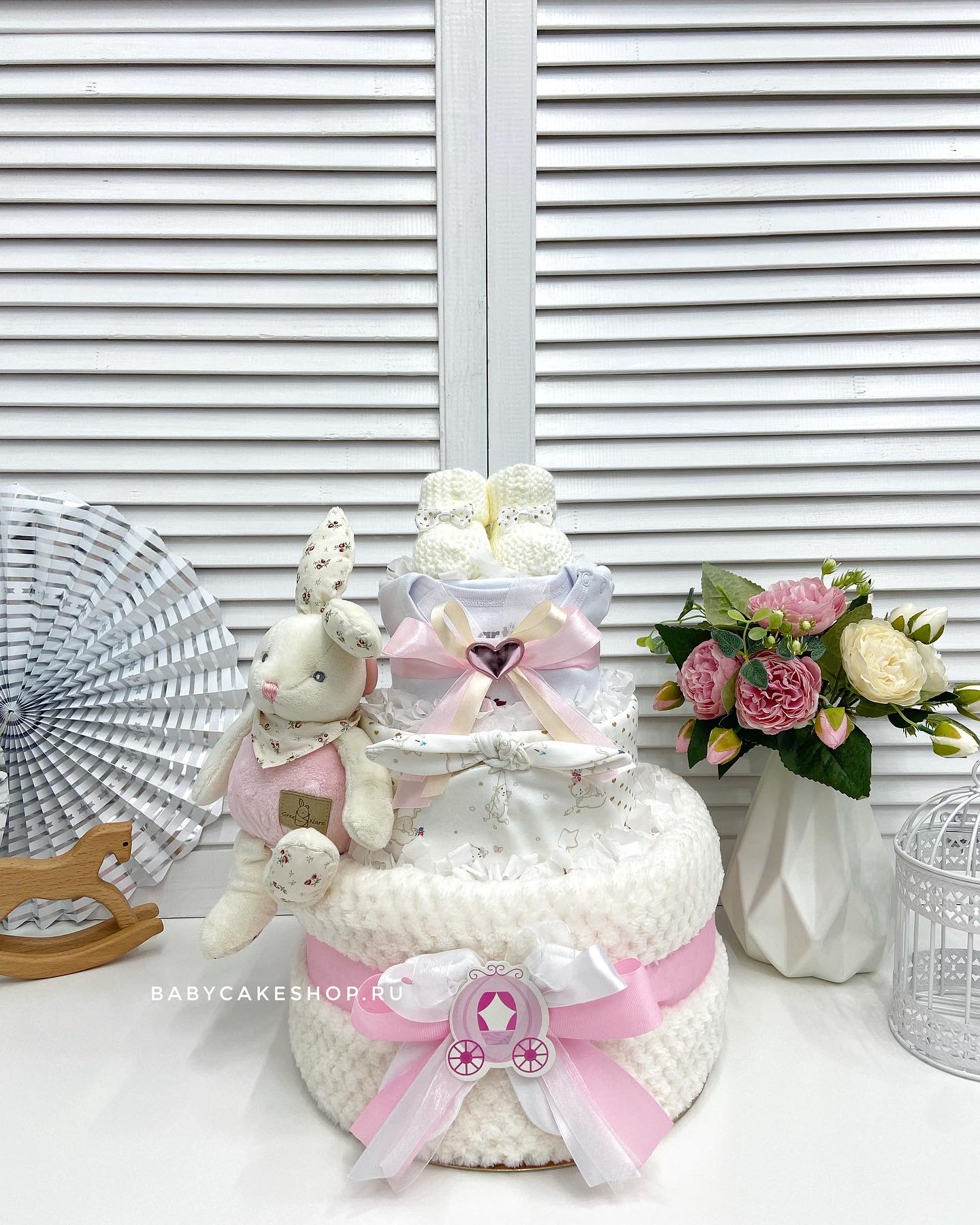 Торт из памперсов подгузников для девочки с мягкой игрушкой «Кролик»