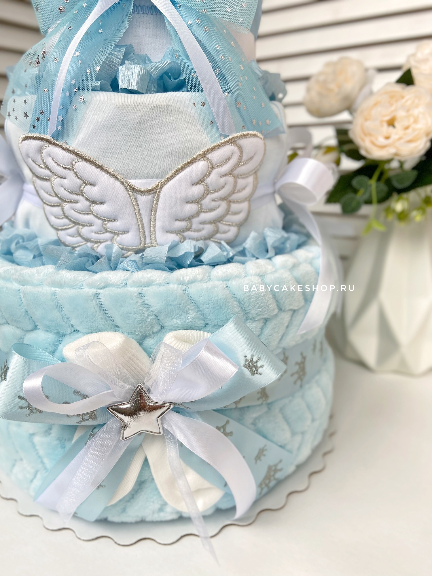 Торт из памперсов подгузников для мальчика с пледом «Крылышки»