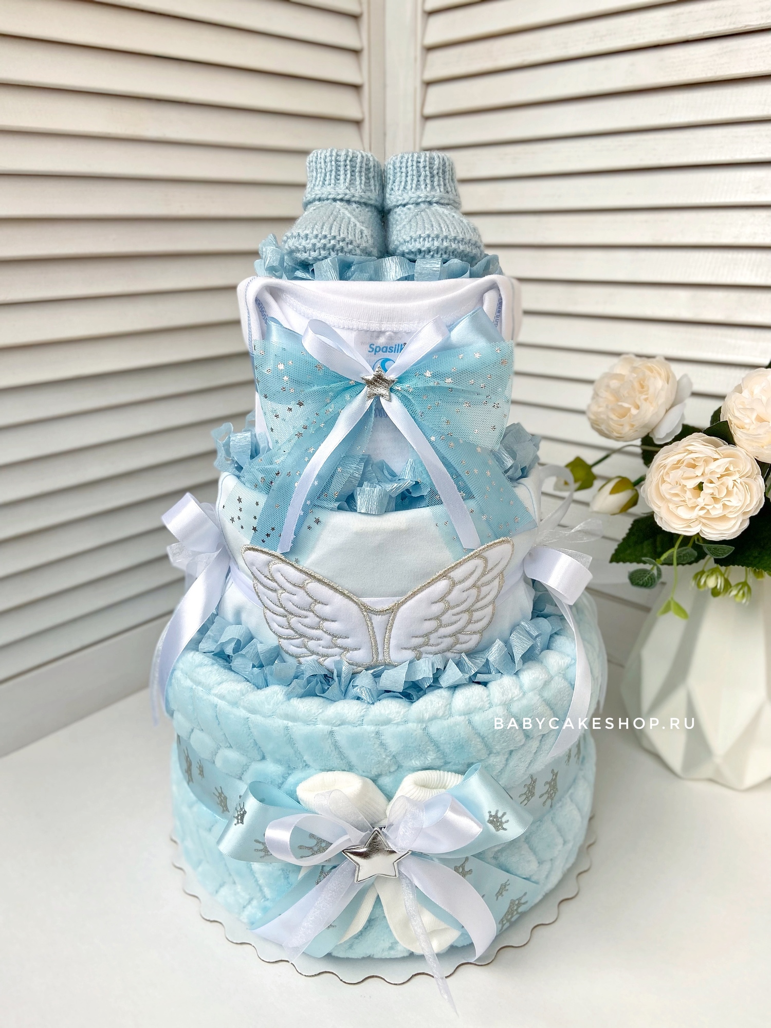 Торт из памперсов подгузников для мальчика с пледом «Крылышки»
