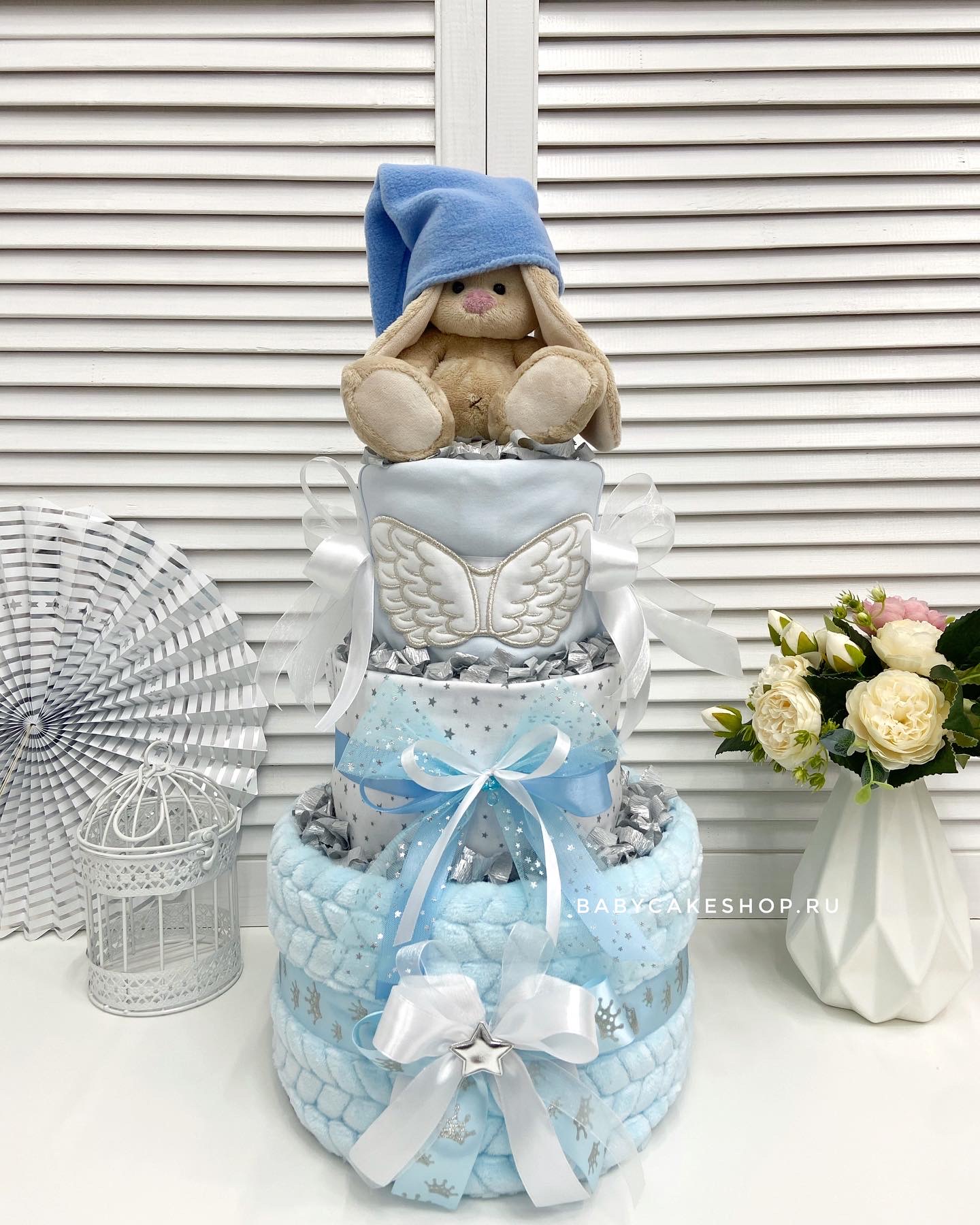 Торт из памперсов подгузников для мальчика с именной игрушкой «Ангел»