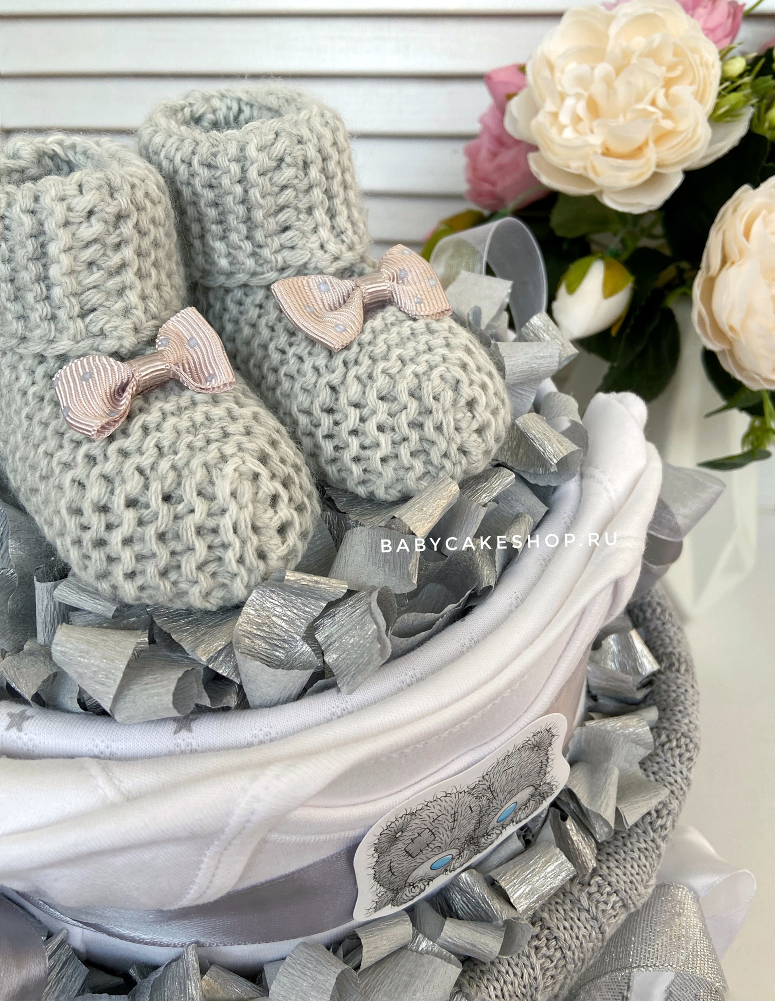 Торт из памперсов подгузников для мальчика с вязаным пледом «Тедди»