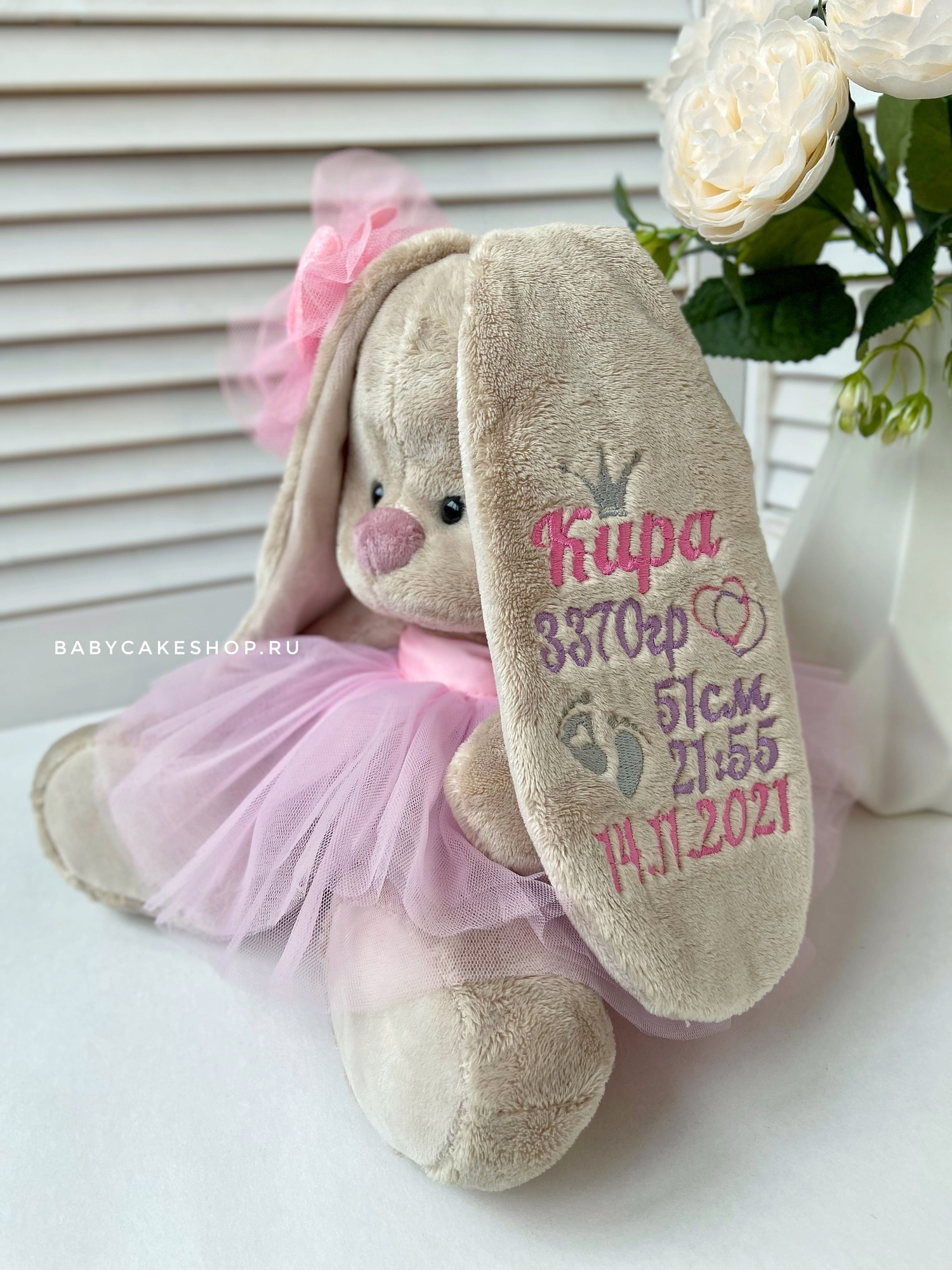 Торт из памперсов подгузников для девочки с именной игрушкой «Зайка балерина»
