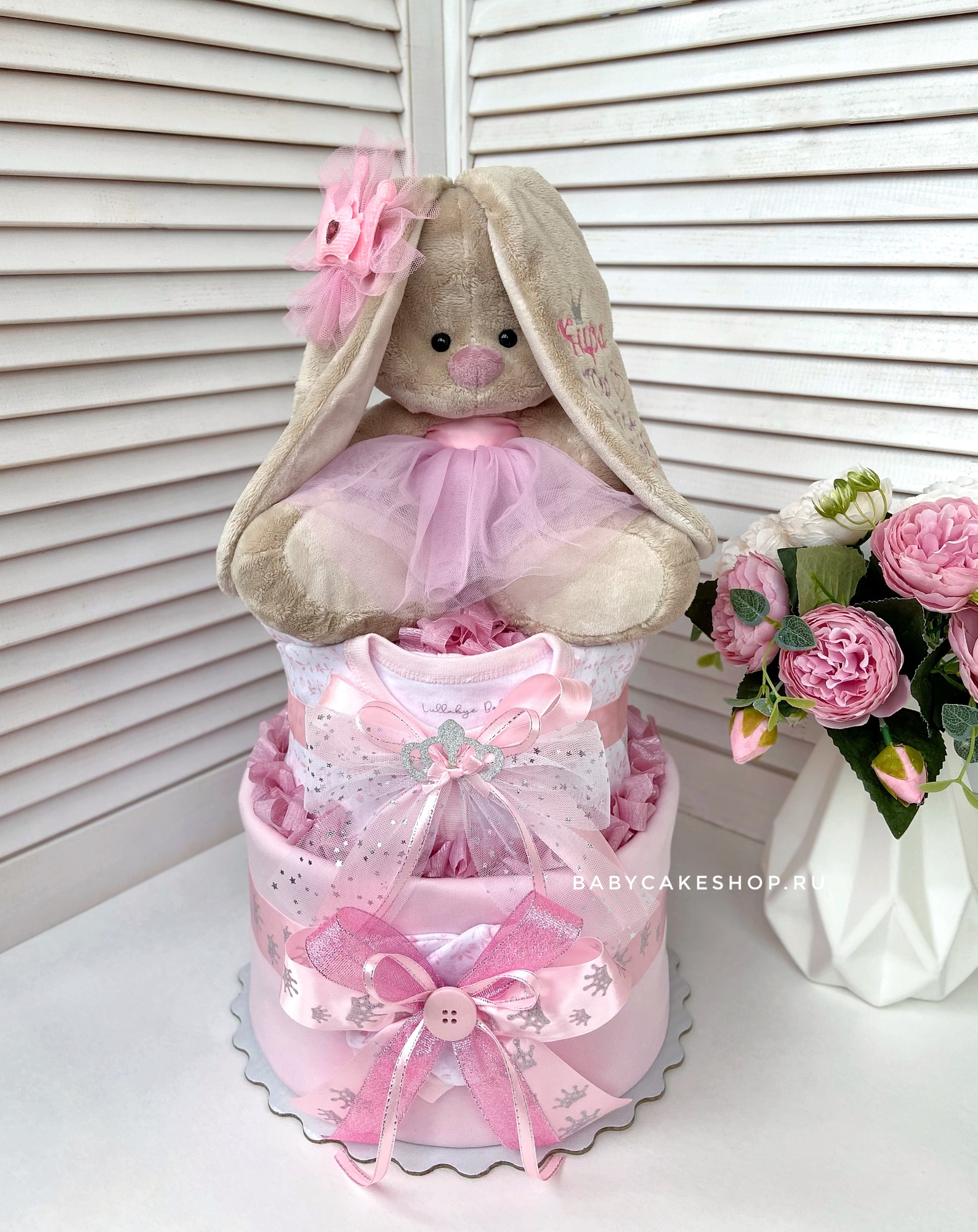 Торт из памперсов подгузников для девочки с именной игрушкой «Зайка балерина»