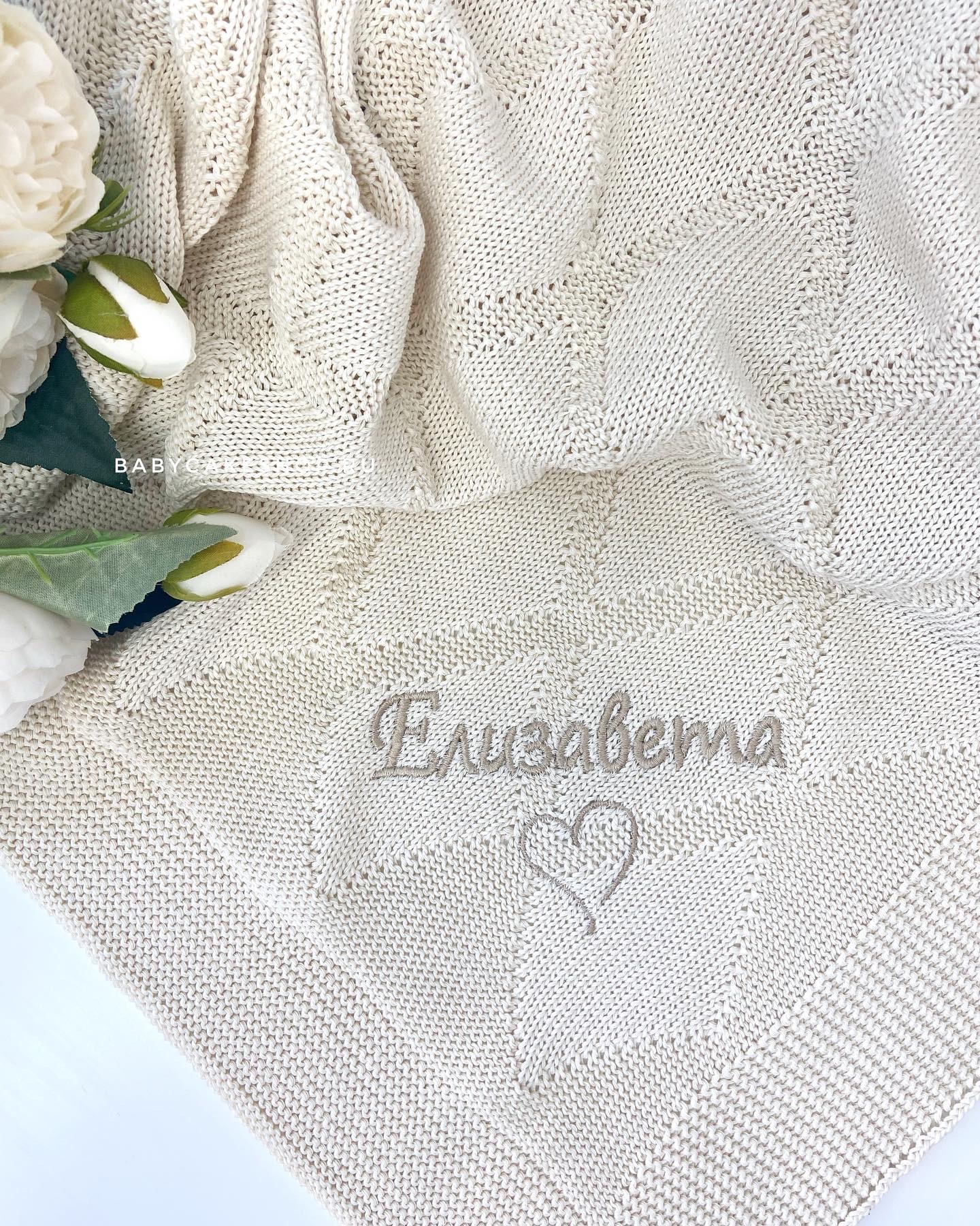 Торт из памперсов подгузников для девочки с именным пледом «Песочный»